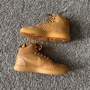 Nike Court Borough Winter Wheat